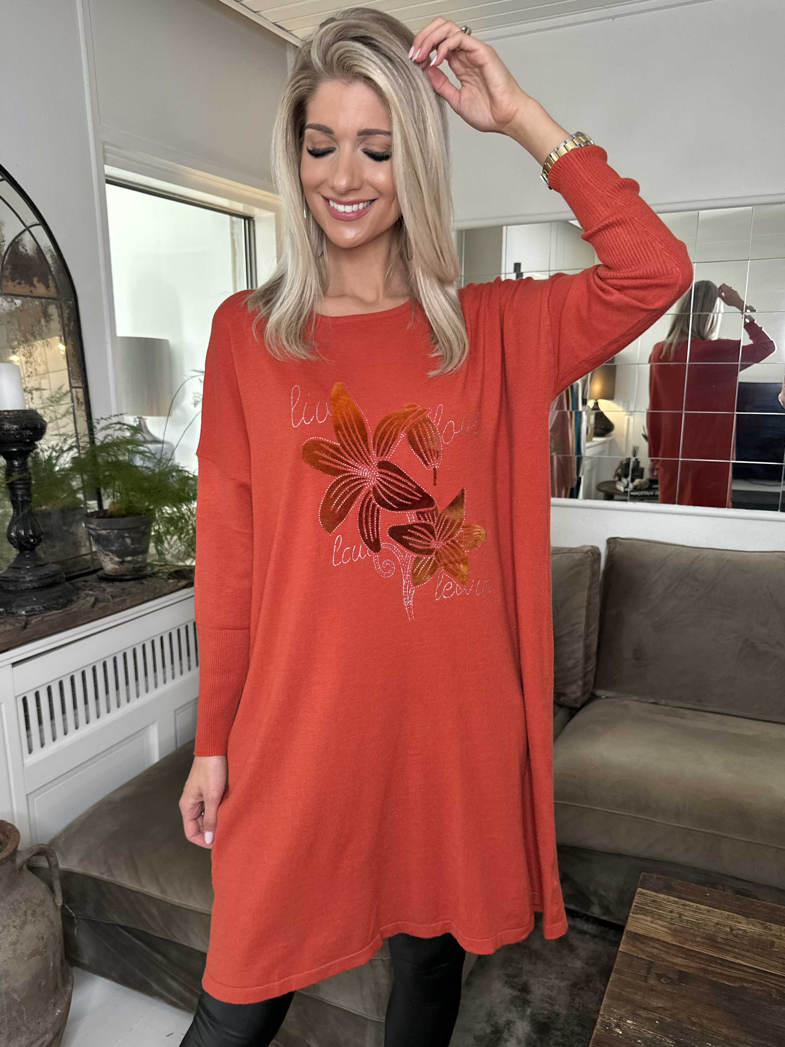 Amilie - Blød strikkjole med blomstermotiver